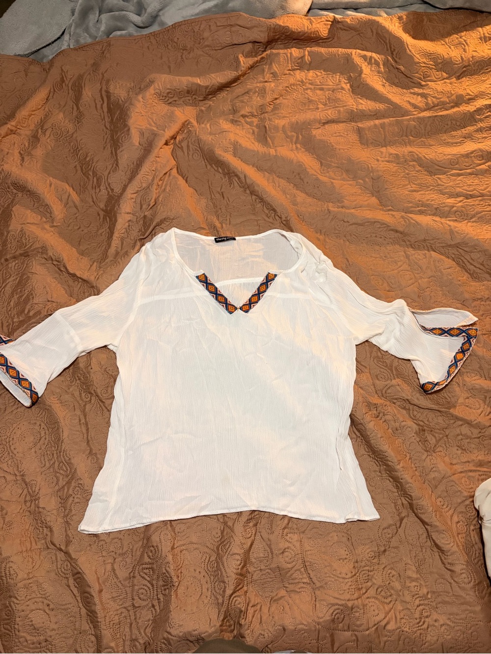 Cha Cha Vente White Boho Geometric Embroidered Split Bell Sleeve Blouse